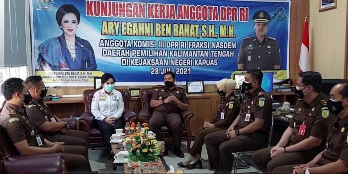 KUNJUNGAN DEWAN: Kepala Kejaksaan Negeri Kapuas Arief Raharjo bersama para Kasi, saat menerima kunjungan Anggota Komisi III DPR RI, Ary Egahni Ben Bahat, beberapa waktu lalu. (FOTO:KEJARI KAPUAS UNTUK KALTENG POS)