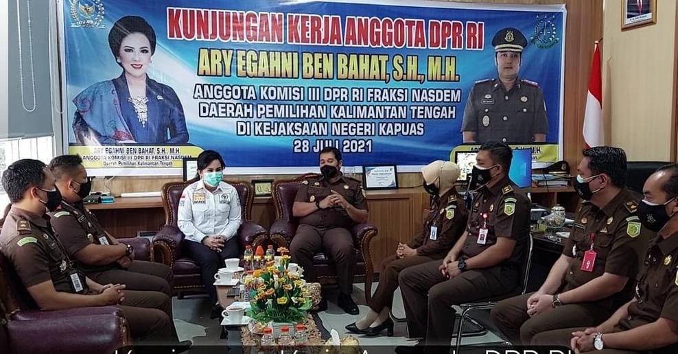 KUNJUNGAN DEWAN: Kepala Kejaksaan Negeri Kapuas Arief Raharjo bersama para Kasi, saat menerima kunjungan Anggota Komisi III DPR RI, Ary Egahni Ben Bahat, beberapa waktu lalu. (FOTO:KEJARI KAPUAS UNTUK KALTENG POS)