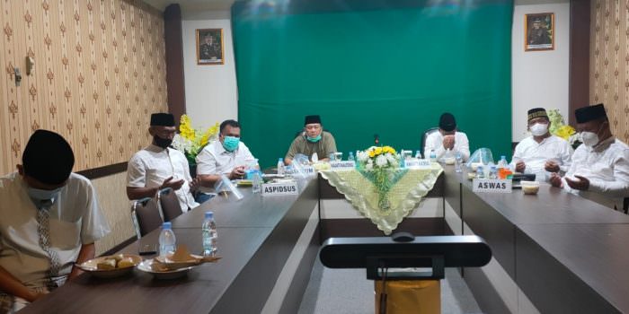 SEMANGAT KEBERSAMAAN: Kajati Kalteng Iman Wijaya SH, MHum didampingi Wakajati Marang dan jajaran saat menghadiri acara zikir dan doa kebangsaan bersama presiden secara virtual, Minggu malam (1/8). (FOTO: KEJATI KALTENG UNTUK KALTENG POS)