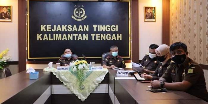 SOSOALISASI: Kajati Kalteng Iman Wijaya SH MHum dsn jajaran saat mengikuti sosialisasi tentang penanganan perkara narkotika secara virtual di ruang Vicon Kejati Kalteng, Senin (2/8). (FOTO: KEJATI KALTENG UNTUK KALTENG POS)