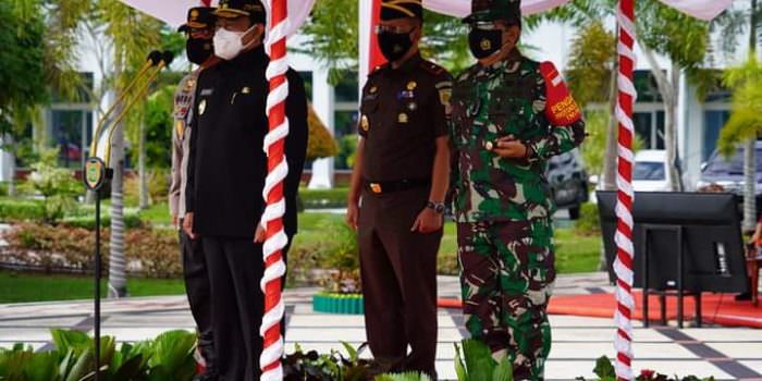 WASPADA KARHUTLA: Wakajati Kalteng Siswanto SH MH mengikuti apel gelar pasukan dan sarana prasarana penanganan darurat bencana Karhutla, Kamis (12/08). (FOTO: KEJATI UNTUK KALTENG POS)