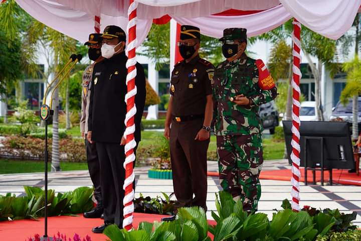 WASPADA KARHUTLA: Wakajati Kalteng Siswanto SH MH mengikuti apel gelar pasukan dan sarana prasarana penanganan darurat bencana Karhutla, Kamis (12/08). (FOTO: KEJATI UNTUK KALTENG POS)