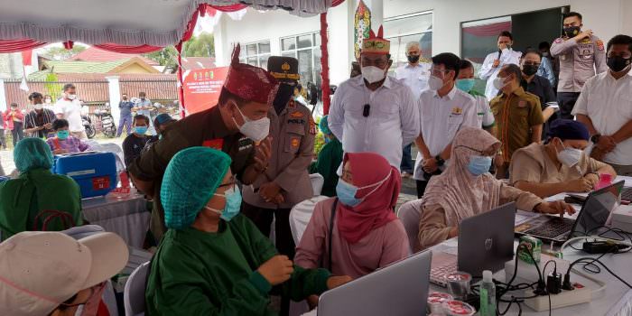 VAKSINASI: Anggota DPR RI H Agustiar Sabran bersama Wakapolda Kalteng Brigjen Ida Oetari, Kadinkes dr Suyuti Syamsul, dan Ketum Kadin Kalteng Rahmat Nasution Hamka ketika memantau pelaksanaan vaksinasi, Sabtu (14/8). (FOTO: ARJONI/PROKALTENG.CO)