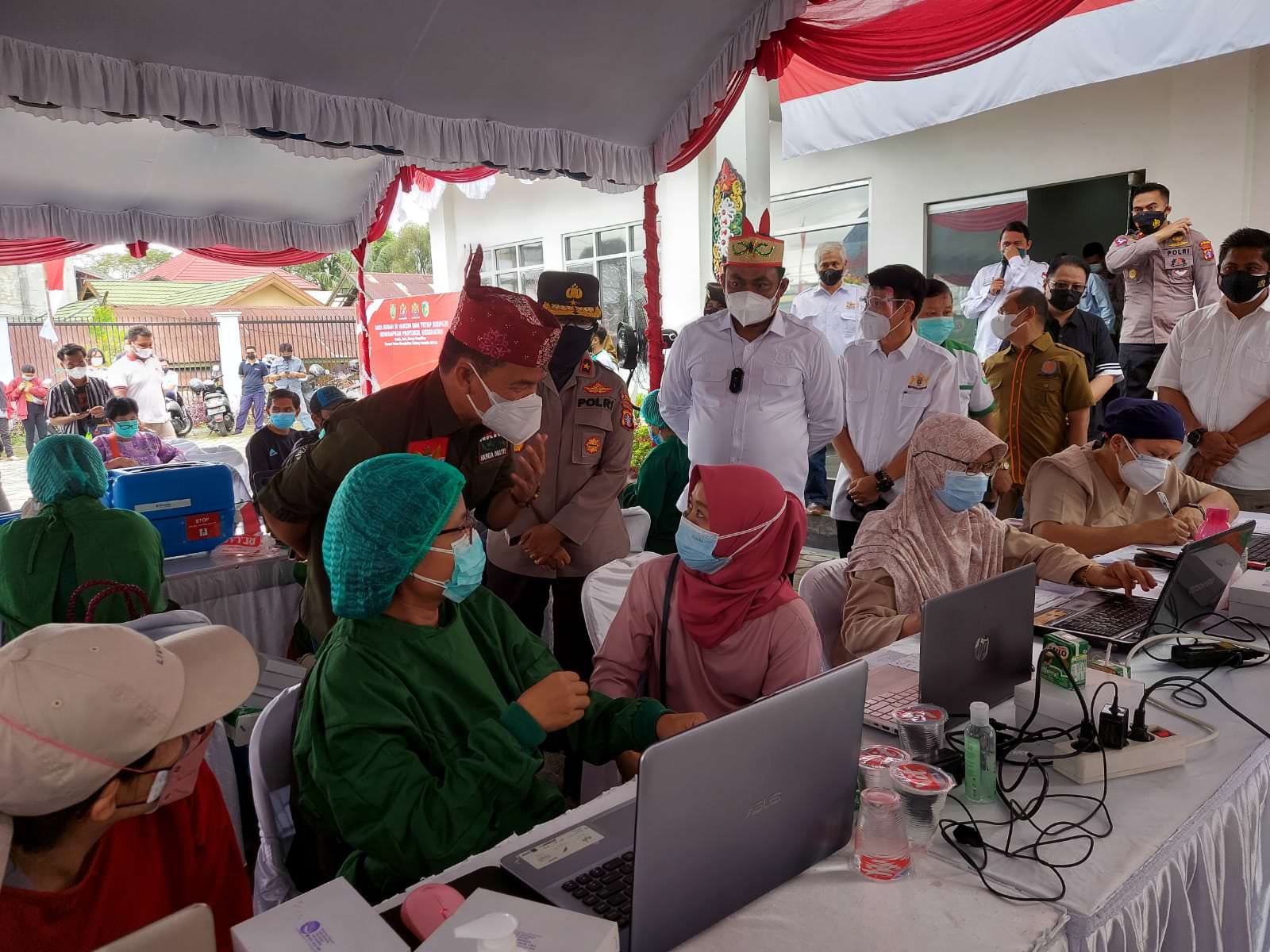 VAKSINASI: Anggota DPR RI H Agustiar Sabran bersama Wakapolda Kalteng Brigjen Ida Oetari, Kadinkes dr Suyuti Syamsul, dan Ketum Kadin Kalteng Rahmat Nasution Hamka ketika memantau pelaksanaan vaksinasi, Sabtu (14/8). (FOTO: ARJONI/PROKALTENG.CO)