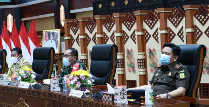 RAKOR: Kajati Kalteng Iman Wijaya SH MHum bersama jajaran Forkopimda mengikuti rakor terkait evaluasi PPKM Level 4 Wilayah Kalimantan di Aula Jayang Tingang, Kamis (12/8). (FOTO: KEJATI UNTUK KALTENG POS)