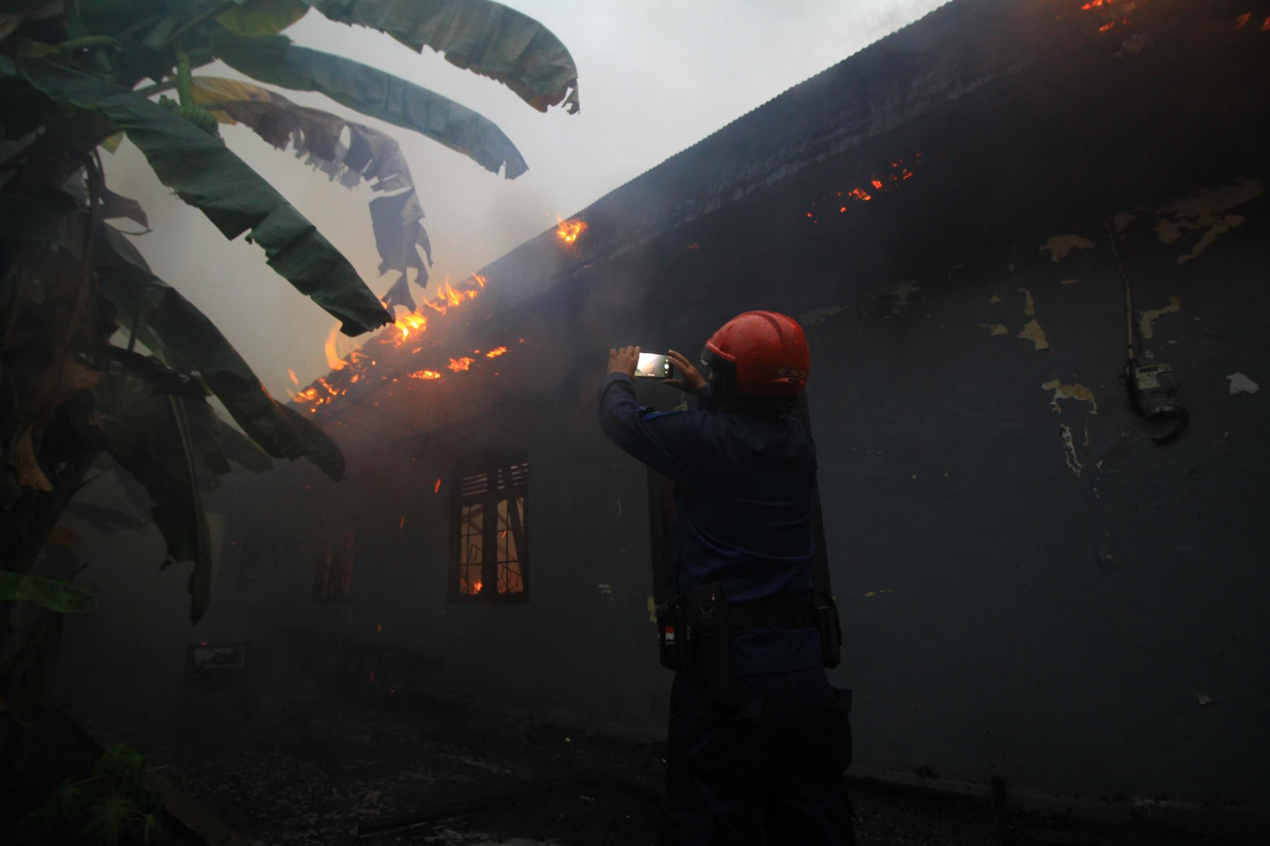 KEBAKARAN: Rumah di Jalan Nyai Rendem dilalap api di tengah hujan lebat yang melanda Kota Palangka Raya. (FOTO: DENAR/KALTENG POS)