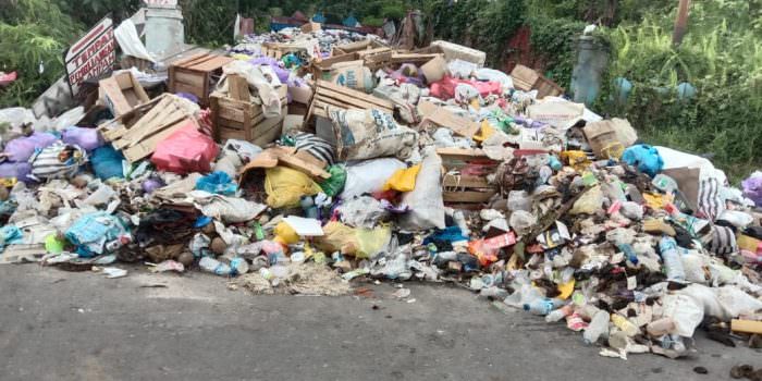 MENUMPUK: Kondisi tumpukan sampah yang sempat disorot dewan. Kini sudah tidak ada lagi karena dibersihkan. (FOTO: RUDI HARTONO UNTUK KALTENG POS