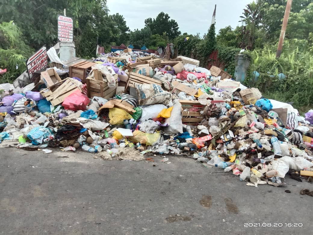 MENUMPUK: Kondisi tumpukan sampah yang sempat disorot dewan. Kini sudah tidak ada lagi karena dibersihkan. (FOTO: RUDI HARTONO UNTUK KALTENG POS