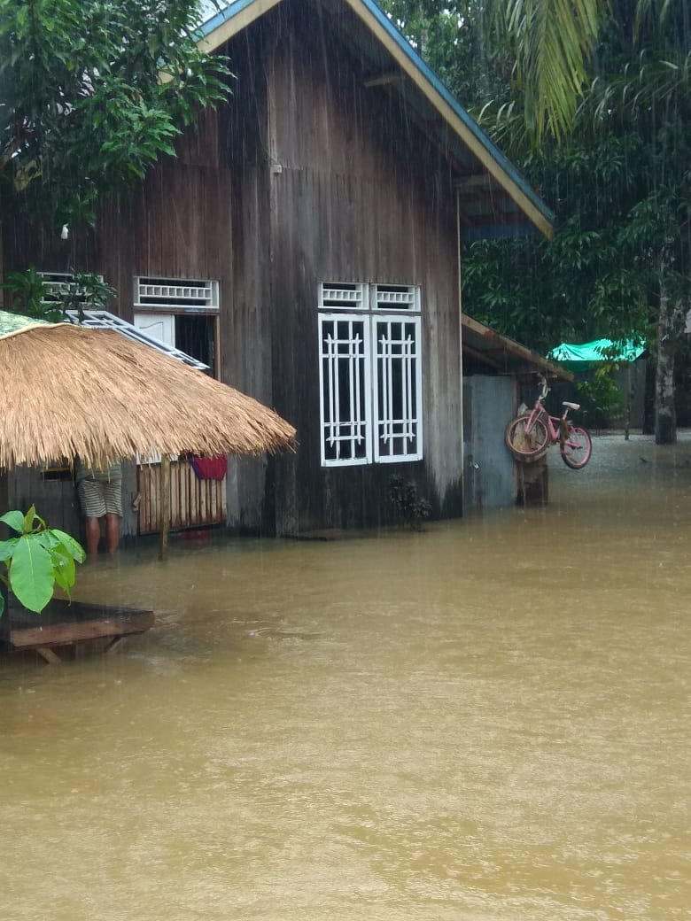 BANJIR PADA MUSIM KEMARAU: Dua desa di Kecamatan Arut Utara terendam banjir. (FOTO:BPBD UNTUK KALTENG POS )