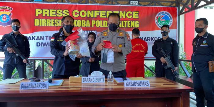 JUMPA PERS: Dirresnarkoba Polda Kalteng, Kombes Pol Nono Wardoyo didampingi Kabid Humas Polda Kalteng Kombes Pol Eko Saputro menunjukkan barang bukti yang diamankan dari dua pengedar sabu di Mapolda Kalteng, Selasa (24/8). (FOTO: YUDI/ PROKALTENG.CO (GRUP KALTENG POS))