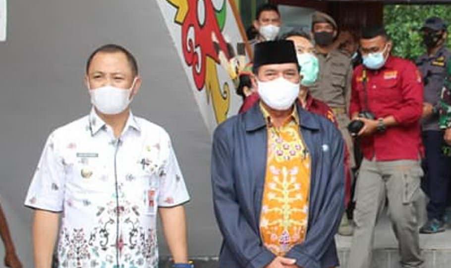 BERSAMA BUPATI : Wakil Ketua I DPRD Barito Selatan (alm) HM Yusuf Kalem (kanan) semasa hidupnya ketika mendampingi Bupati H Eddy Raya Samsuri (kiri), saat menunggu kedatangan Gubernur Kalteng H Sugianto Sabran di Bandara Sanggu, Buntok, beberapa waktu lalu. (FOTO: ISTIMEWAH)