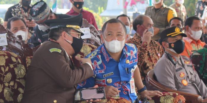 MENGHADIRI : Bupati Barito Selatan H Eddy Raya Samsuri ST (baju batik biru) saat menghadiri peresmian nama jalan di Desa Sanggu Kecamatan Dusun Selatan, beberapa waktu lalu. (FOTO: KOMINFO UNTUK KALTENG POS)