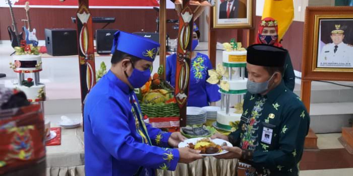 TERBATAS : Bupati Ampera AY Mebas dan Wabup Habib Said Abdul Saleh saat peringatan HUT ke-19 Kabupaten Barito Timur, Selasa (3/8). (FOTO:LOGMAN/KALTENG POS )