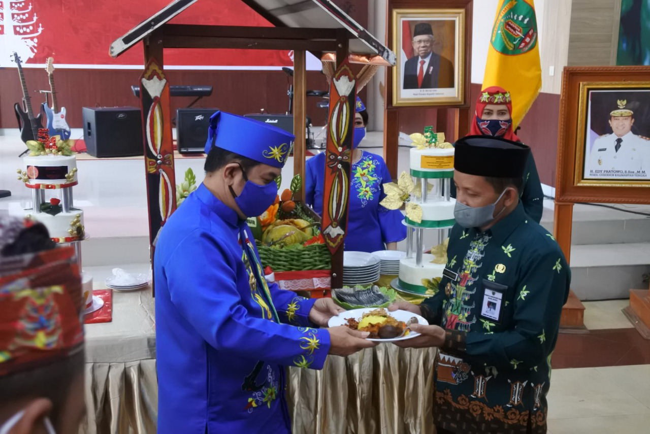 TERBATAS : Bupati Ampera AY Mebas dan Wabup Habib Said Abdul Saleh saat peringatan HUT ke-19 Kabupaten Barito Timur, Selasa (3/8). (FOTO:LOGMAN/KALTENG POS )