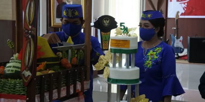 SEMANGAT:  Bupati Barito Timur Ampera AY Mebas didampingi istri, Munita Mustika Dewi memotong tumpeng hari jadi ke-19 Kabupaten Bartim, Selasa (3/8). (FOTO: LOGMAN/KALTENG POS )