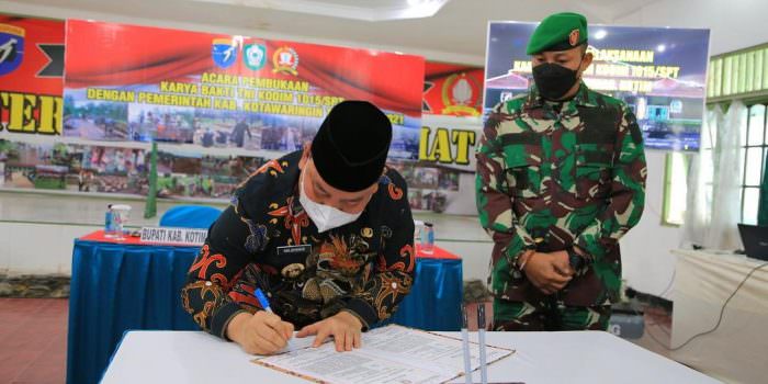 PENANDATANGANAN: Bupati Kabupaten Kotim H Halikinnor melakukan penandatanganan naskah pekerjaan dari pemerintah daerah dan diserahkan kepada Kodim 1015/ Sampit, Jumat (13/8). (FOTO: HUMAS UNTUK KALTENGPOS)