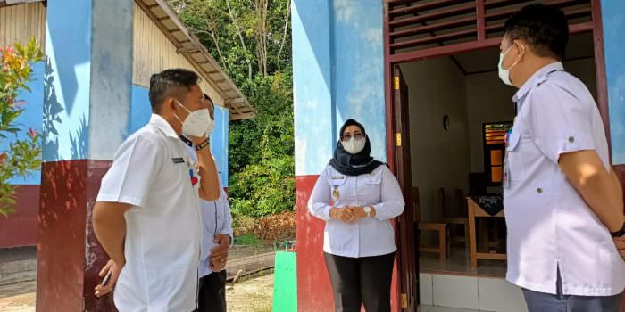 TINJAU: Wabup Kotim, Irawati meninjau bangunan sekolah di Desa Rongkang, Kecamatan Mentaya Hilir Utara yang dibangun oleh perusahaan besar swasta (PBS) yang beroperasi di wilayah itu, Rabu (4/8). (FOTO: AJUDAN UNTUK KALTENG POS)