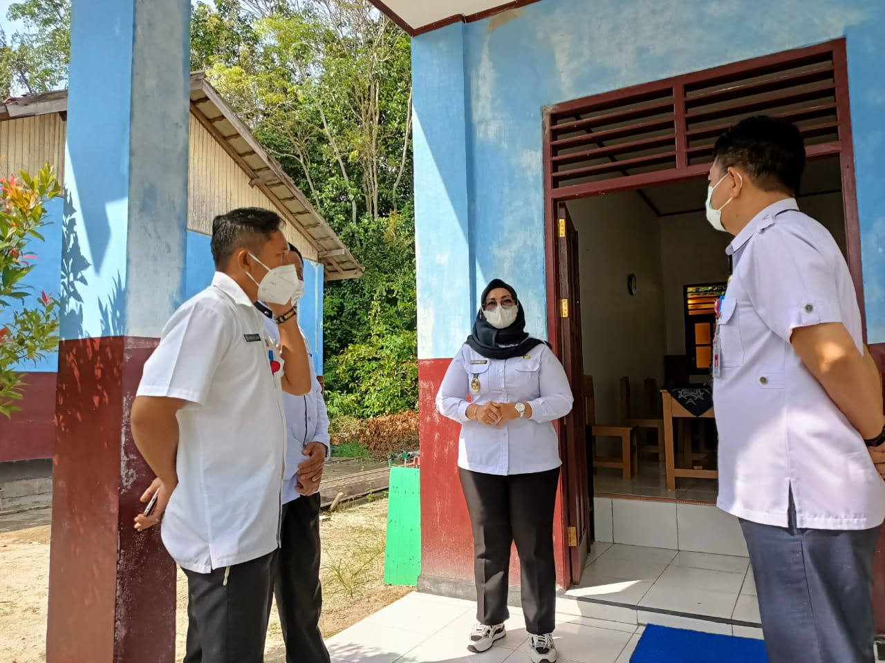 TINJAU: Wabup Kotim, Irawati meninjau bangunan sekolah di Desa Rongkang, Kecamatan Mentaya Hilir Utara yang dibangun oleh perusahaan besar swasta (PBS) yang beroperasi di wilayah itu, Rabu (4/8). (FOTO: AJUDAN UNTUK KALTENG POS)