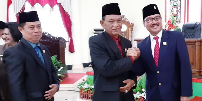 FOTO BERSAMA: Usai memimpin rapat, Ketua DPRD Barito Selatan HM Farid Yusran MM (kanan) bersama Ketua Komisi I H Raden Sudarto SH (tengah) menyempatkan untuk foto bersama, disaksikan Ketua Komisi III H Zainal Khairuddin SP (kiri), beberapa waktu lalu. (FOTO:JENERI/KALTENG POS )