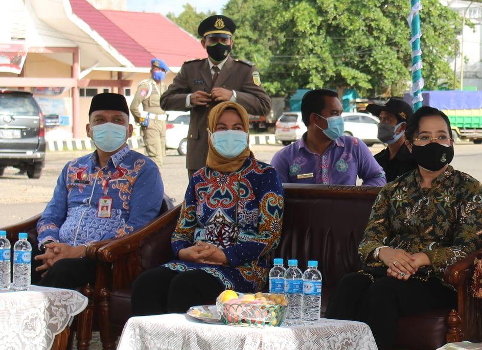 MENGHADIRI : Wakil Ketua II DPRD Barito Selatan Hj Enung Irawati (tengah) saat menghadiri peresmian nama jalan di Desa Sanggu Kecamatan Dusun Selatan, beberapa waktu lalu. (FOTO: KOMINFO UNTUK KALTENG POS)