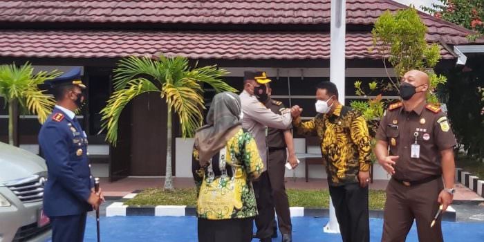 KOMPAK : Ketua DPRD Kotawaringin Barat Rusdi Gozali ketika salam sehat dengan Kapolres Kobar AKBP Devi Firmansyah saat mendampingi Bupati Nurhidayah, beberapa waktu lalu. (FOTO: SONY/KALTENG POS )