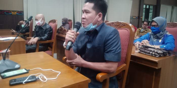 RAPAT: Anggota DPRD Kotawaringin Timur M Abadi saat mengikuti rapat paripurna, belum lama ini. (FOTO: BAHRI/KALTENG POS)