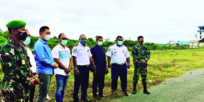 MENINJAU: Ketua Komisi IV DPRD Kotawaringin Timur Muhammad Kurniawan Anwar (tiga dari kiri) saat meninjau Bandara H Asan Sampit, belum lama ini. (FOTO: BAHRI/KALTENG POS