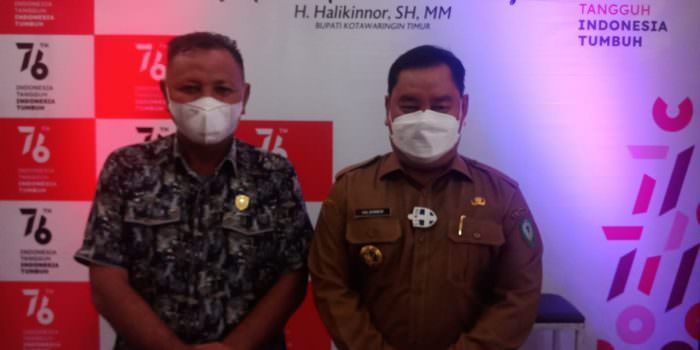 KEBERSAMAAN: Wakil Ketua I DPRD Kotawaringin Timur H Rudianur foto bersama Bupati H Halikinnor usai jumpa pers terkait perda protokol kesehatan, Kamis (19/8). (FOTO: BAHRI/KALTENG POS)