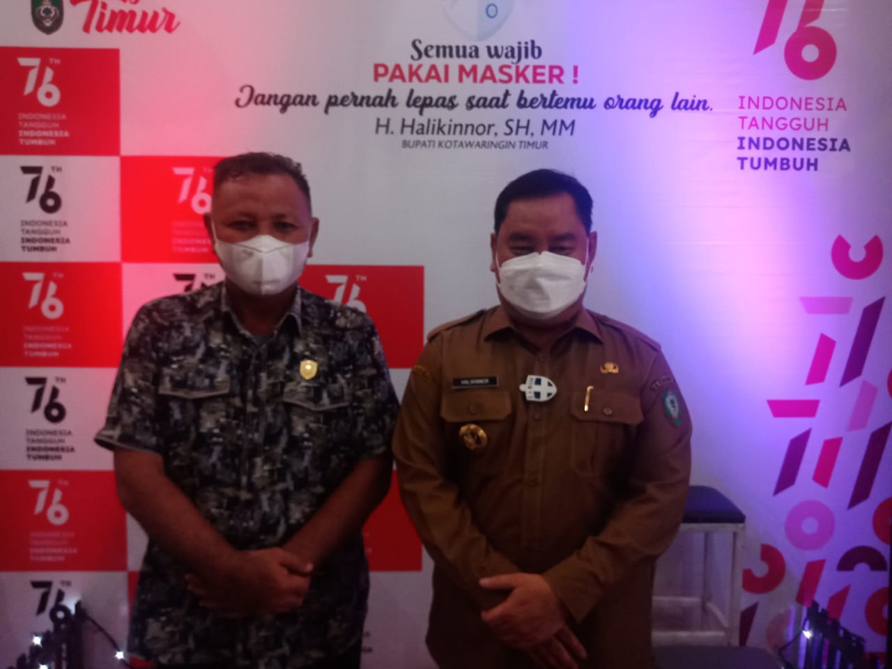 KEBERSAMAAN: Wakil Ketua I DPRD Kotawaringin Timur H Rudianur foto bersama Bupati H Halikinnor usai jumpa pers terkait perda protokol kesehatan, Kamis (19/8). (FOTO: BAHRI/KALTENG POS)