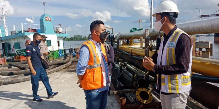 SIDAK: Ketua Komisi IV DPRD Kotawaringin Timur Muhammad Kurniawan Anwar saat melakukan sidak ke lapangan untuk melihat langsung kebocoran kapal tangker, belum lama ini. (FOTO: BAHRI/KALTENG POS)