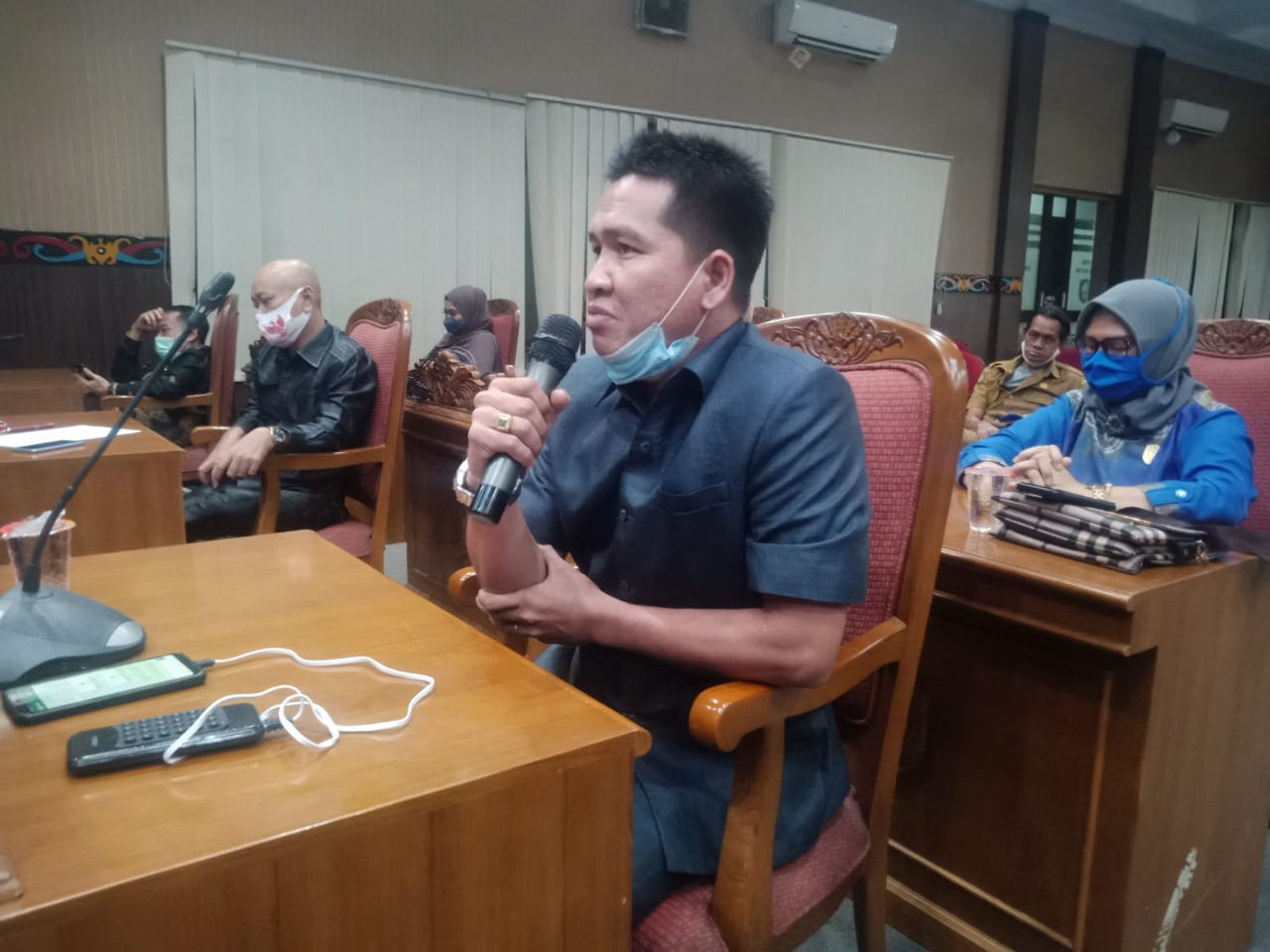 RAPAT: Anggota DPRD Kotawaringin Timur M Abadi saat mengikuti rapat paripurna, belum lama ini. (FOTO: BAHRI/KALTENG POS)