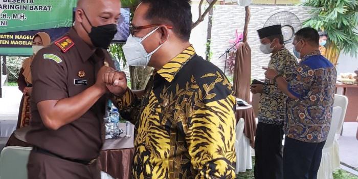 KOMPAK: Ketua DPRD Kotawaringin Barat Rusdi Gozali ketika menyampaikan terima kasih kepada kajari yang sudah bertugas di wilayah Kobar. (FOTO: SONY/KALTENG POS)