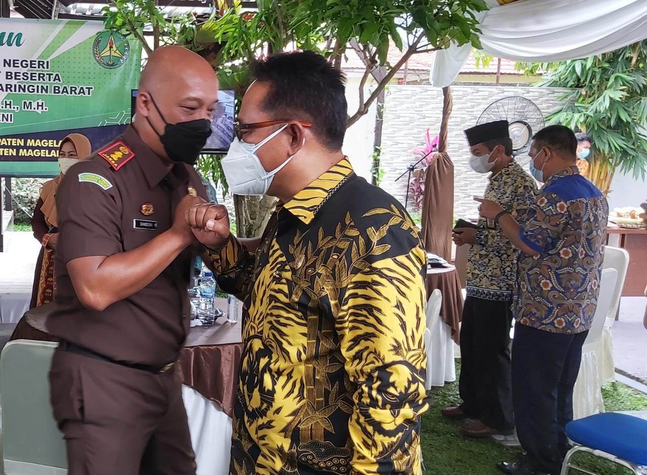 KOMPAK: Ketua DPRD Kotawaringin Barat Rusdi Gozali ketika menyampaikan terima kasih kepada kajari yang sudah bertugas di wilayah Kobar. (FOTO: SONY/KALTENG POS)