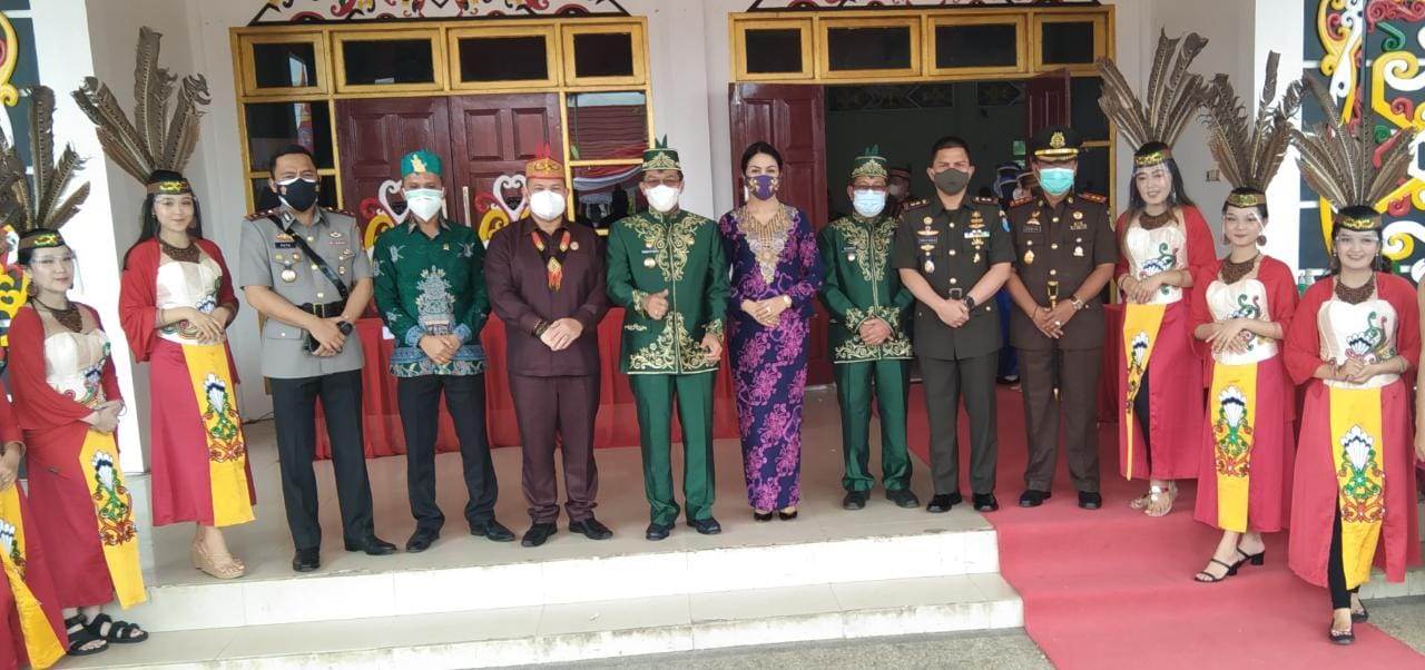 MEMPERINGATI: Ketua DPRD Mura Doni (lima dari kiri) usai acara syukuran Hari Jadi Kabupaten Mura ke-19, Senin (2/8). (FOTO: DADANG/KALTENG POS)
