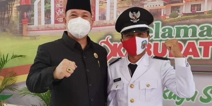 BERI MOTIVASI: Ketua DPRD Mura, Doni (kiri) bersama dengan salah satu kades terpilih usai acara pelantikan, Selasa (3/8). (foto: DADANG/KALTENG POS)