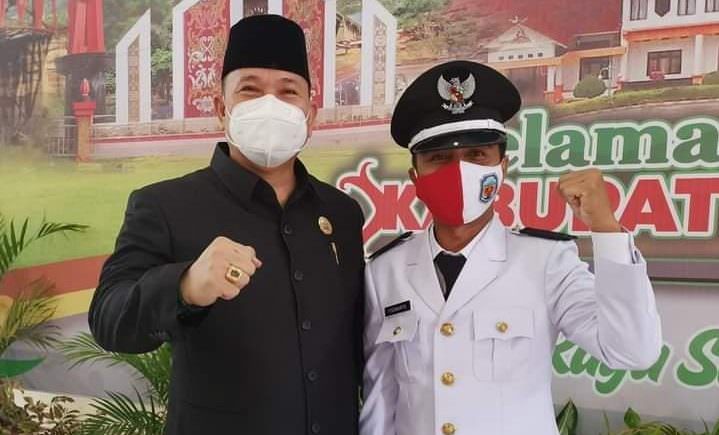 BERI MOTIVASI: Ketua DPRD Mura, Doni (kiri) bersama dengan salah satu kades terpilih usai acara pelantikan, Selasa (3/8). (foto: DADANG/KALTENG POS)