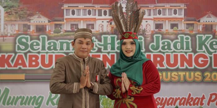 HADIRI UNDANGAN: Waket II DPRD Mura, Rahmanto Muhidin bersama istri disela menghadiri perayaan hari jadi ke-19 Kabupaten Mura di GPU Tira Tangka Balang, Senin (2/8). (FOTO: DADANG/KALTENG POS)