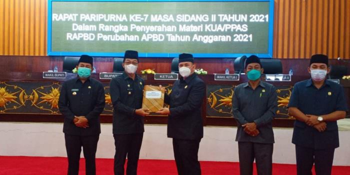 SIAP DIBAHAS: Ketua DPRD Mura, Doni (tiga dari kanan) bersama unsur pimpinan menerima materi KUA PPAS RAPBD Perubahan APBD tahun anggaran 2021, Kamis (12/8). I(FOTO: DADANG/KALTENG POS)