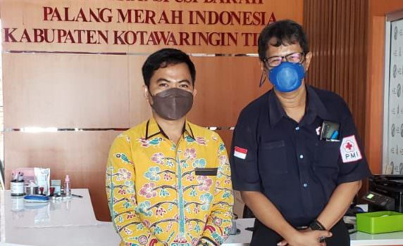 BERKUNJUNG : Anggota Komisi III DPRD Kotawaringin Timur Riskon Fabiansyah (kiri) foto bersama dr Yuendri Irawanto saat berkunjung ke PMI Kotim, belum lama ini. (FOTO: DPRD UNTUK KALTENG POS)