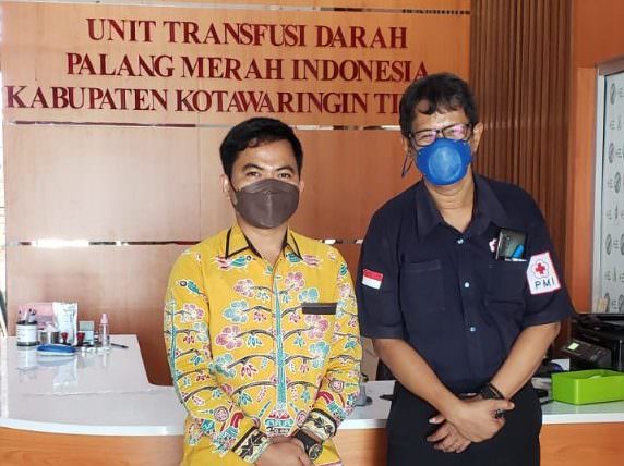 BERKUNJUNG : Anggota Komisi III DPRD Kotawaringin Timur Riskon Fabiansyah (kiri) foto bersama dr Yuendri Irawanto saat berkunjung ke PMI Kotim, belum lama ini. (FOTO: DPRD UNTUK KALTENG POS)