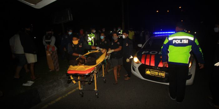 LUKA PARAH: Seorang pemuda mabuk yang mengalami laka tunggal dibawa ke rumah sakit. (FOTO: DENAR/KALTENG POS)