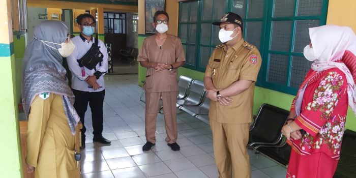 DENGAR KELUHAN: Wakil Bupati Kotawaringin Barat Achmadi Riansyah (pakai topi hitam) mendengar keluhan dan masukan dari dokter yang ada di puskesmas, beberapa waktu lalu. (foto: SONY/KALTENG POS )