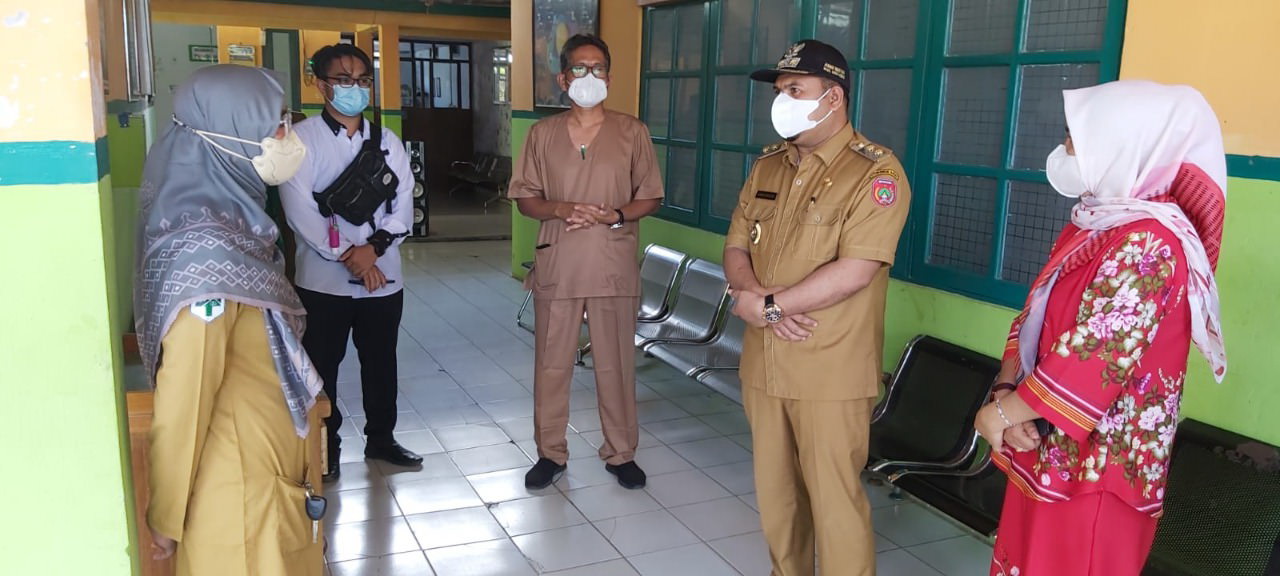 DENGAR KELUHAN: Wakil Bupati Kotawaringin Barat Achmadi Riansyah (pakai topi hitam) mendengar keluhan dan masukan dari dokter yang ada di puskesmas, beberapa waktu lalu. (foto: SONY/KALTENG POS )