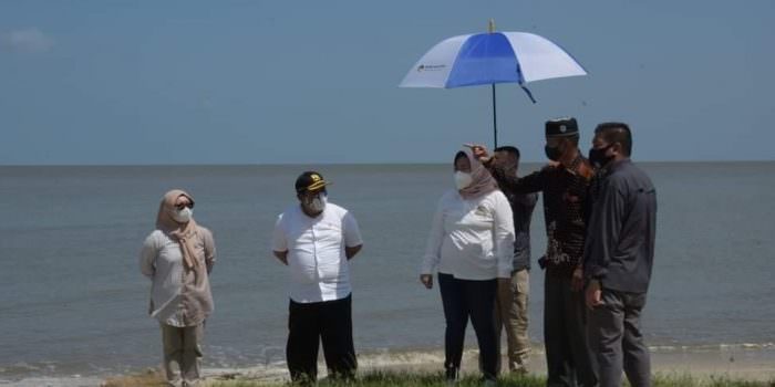 CEK PANTAI : Bupati Kotawaringin Barat Hj Nurhidayah saat mengecek lokasi abrasi di Pantai Bogam, beberapa waktu lalu. (FOTO: SONY/KALTENG POS)