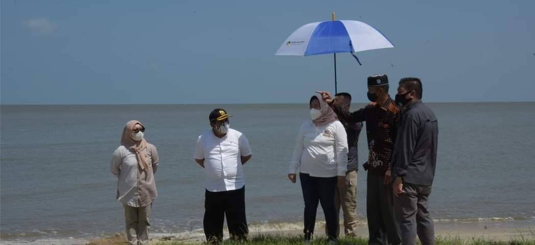 CEK PANTAI : Bupati Kotawaringin Barat Hj Nurhidayah saat mengecek lokasi abrasi di Pantai Bogam, beberapa waktu lalu. (FOTO: SONY/KALTENG POS)