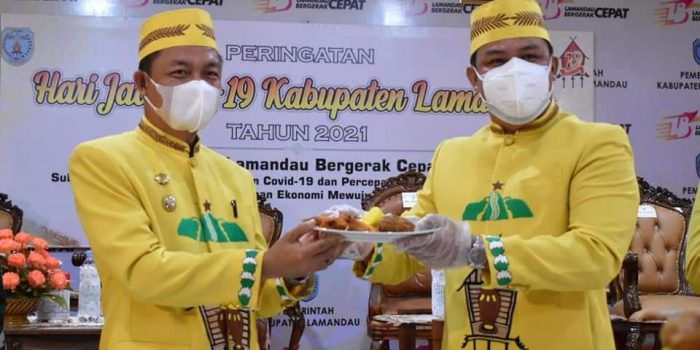 SINERGITAS : Bupati Lamandau H Hendra Lesmana (kanan) menyerahkan nasi tumpeng kepada Wakil Bupati Lamandau Riko Porwanto pada peringatan HUT ke-19 Kabupaten Lamandau, beberapa waktu lalu. (FOTO: HUMAS UNTUK KALTENG POS)