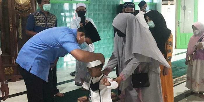 PEDULI : Bupati Lamandau H Hendra Lesmana saat memberikan santunan kepada anak yatim piatu di Kabupaten Lamandau, belum lama ini. (FOTO: HUMAS UNTUK KALTENG POS)