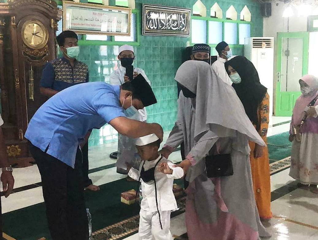 PEDULI : Bupati Lamandau H Hendra Lesmana saat memberikan santunan kepada anak yatim piatu di Kabupaten Lamandau, belum lama ini. (FOTO: HUMAS UNTUK KALTENG POS)