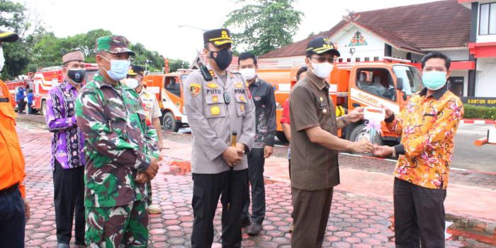 SIAGA KARHUTLA: Bupati Mura Perdie M Yosep menyerahkan secara simbolis bantuan mobil Damkar kepada perwakilan kecamatan, Kamis (12/8). (FOTO:DADANG/KALTENG POS)