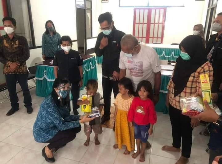 PEDULI ANAK: Ketua TP PKK Mura, Lynda Kristiane Perdie menyerahkan susu formula kepada balita di Desa Muara Jaan, disaksikan Camat Murung, Fitrianul Fahriman, baru-baru ini. (FOTO:HUMAS UNTUK KALTENG POS)